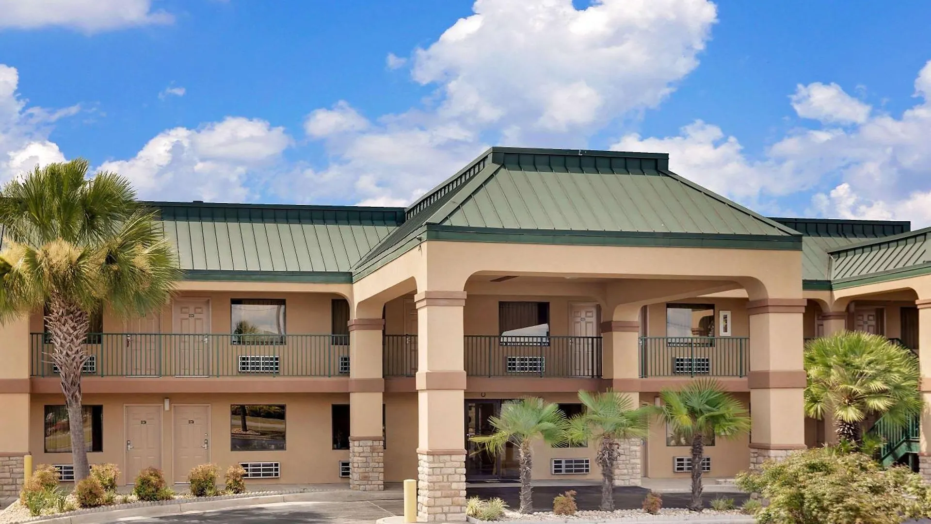 4 Smart Golf Hotels Near Macon College Worth Booking