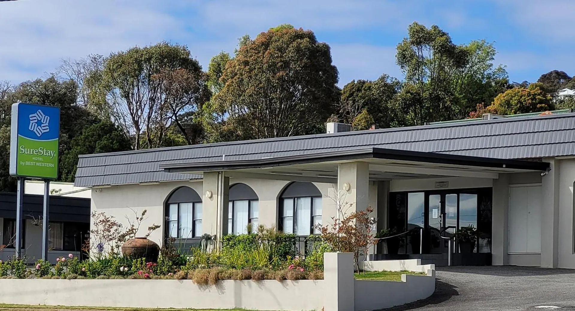 4 Airport Hotels Near Albany Waterfront Marina Worth Booking